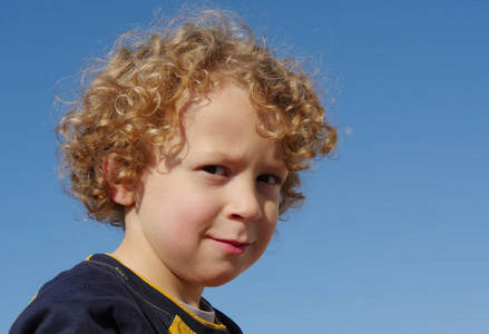 卷发小男孩图片