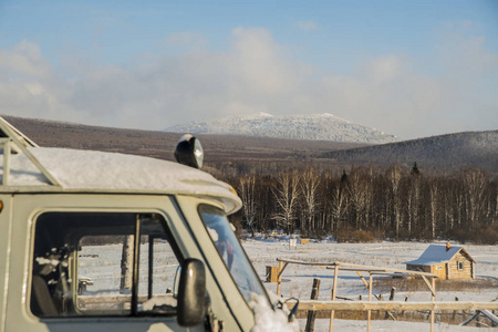 Iremel 山和多雪的 Suv 车