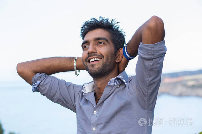 男人微笑着看向蓝天做深呼吸庆祝自由积极的人类情感的脸表达感觉生活