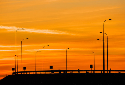 在高速公路的戏剧性夕阳红图片