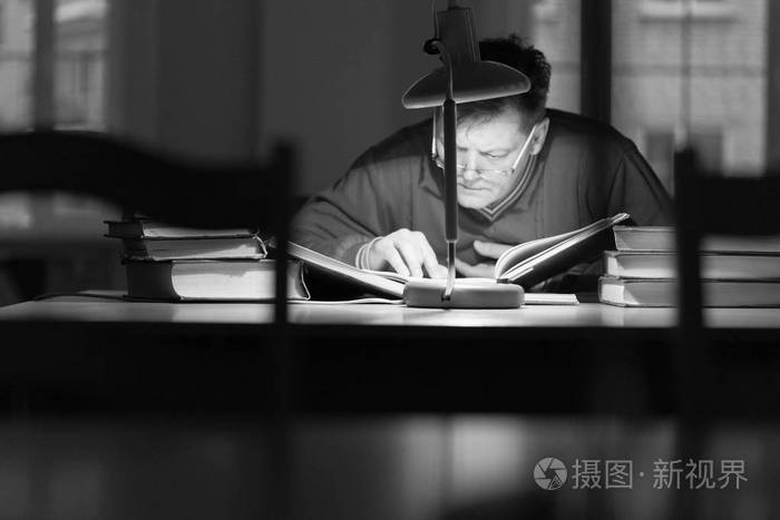 在灯下图书馆看书的人