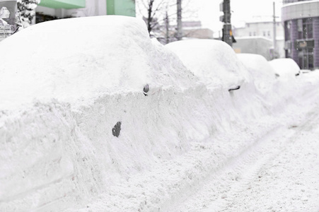 全雪覆盖的汽车