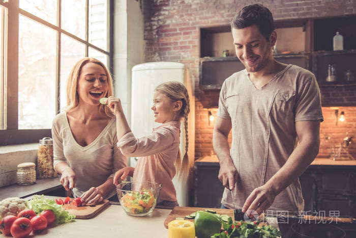 年轻的家庭烹饪