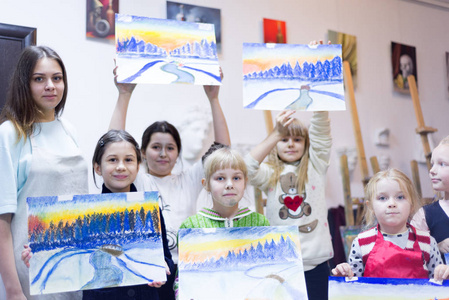 孩子们展示他们的作品上绘图