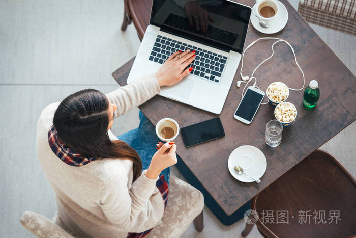 早上在餐厅喝咖啡的女人照片-正版商用图片0wi82u-摄图新视界