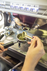 咖啡与咖啡机煮咖啡在咖啡馆里。特写