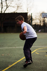 孩子在当地的一个公园打篮球