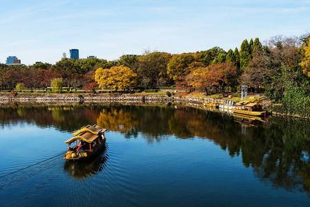 木船在大阪城堡附近航行图片