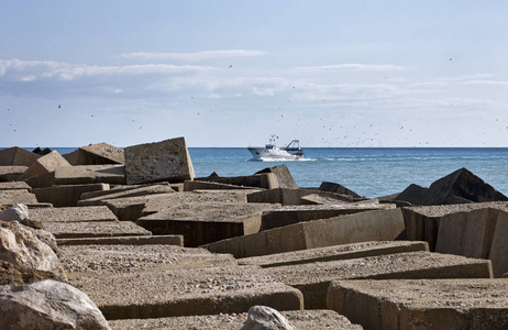 意大利地中海西西里岛斯科格利蒂 拉古萨省港口外的水泥块和渔船