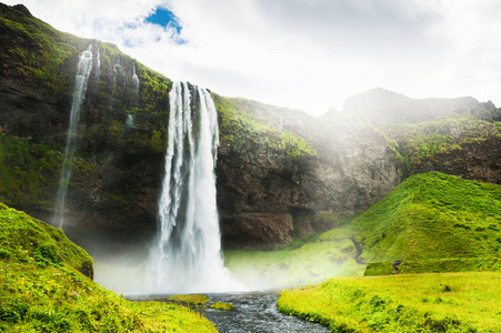 在冰岛 seljalandsfoss 瀑布