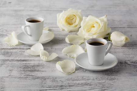 杯咖啡和一个玫瑰的早餐