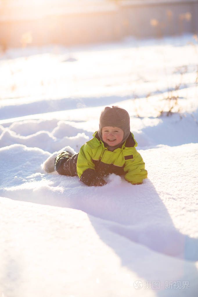 幼儿男孩在雪中玩耍, 阳光, 雪
