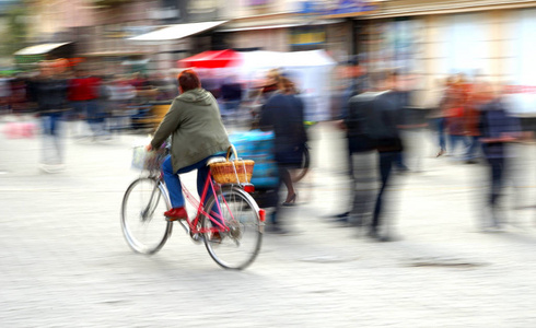 在城市道路上骑自行车的人
