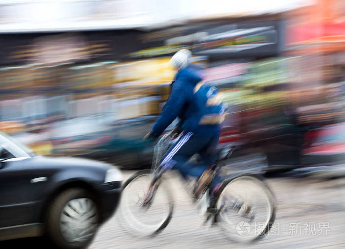 骑自行车的人和车危险城市交通情况