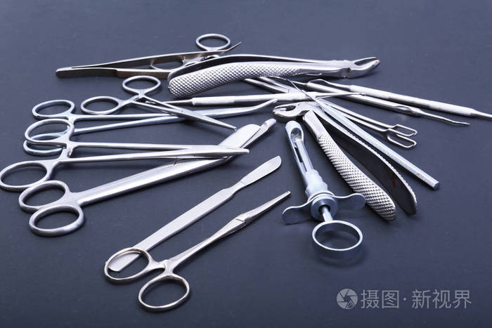 手术器械和手术桌上的工具
