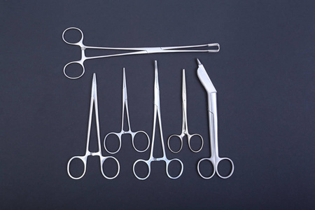 手术器械和手术桌上的工具