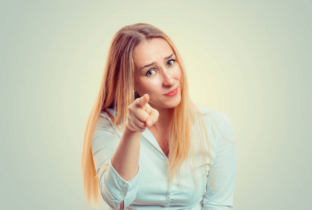 女人显示指向手指.它是你照片