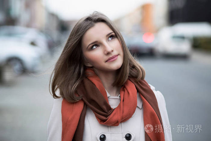 思考的女人夫人女孩抬头想记得记得信息孤岛城市景观室外背景