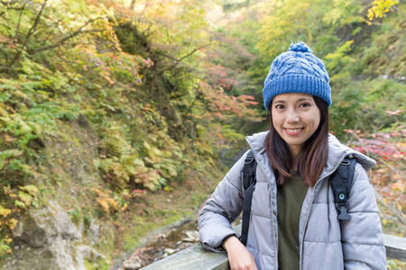 女人在鸣子峡谷旅游