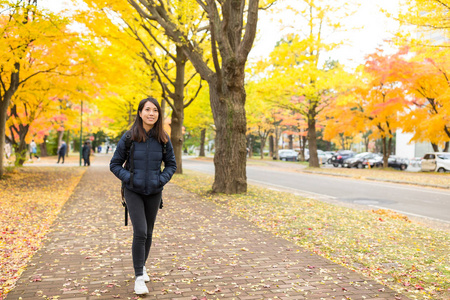 女人走在学校学院