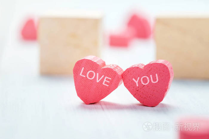 关闭你上着的木桌子上的两个粉红色心字模糊的爱