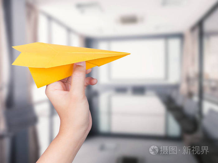 手中拿着纸飞机