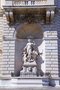 在广场 U 宫德尔  劳埃德  按立面上的雕像