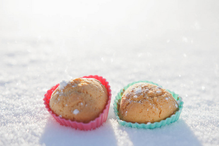在雪中的心的形状的饼干图片