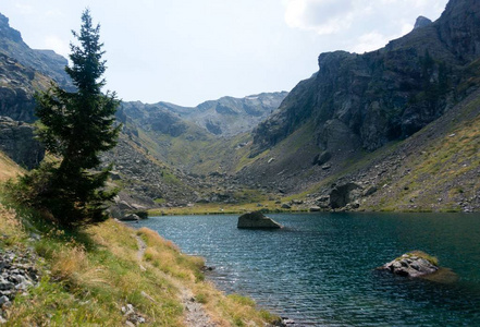 在阿尔卑斯山的浪漫高山湖泊