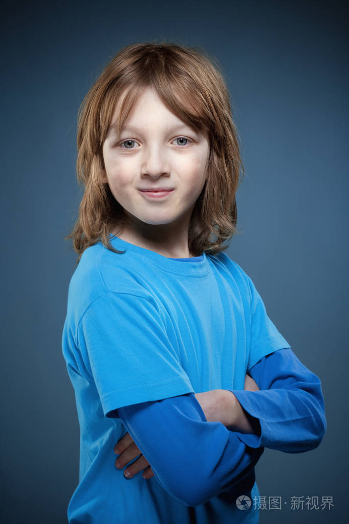 金色头发的男孩的肖像