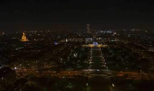 巴黎的城市和主要吸引力在于图标，在埃菲尔铁塔拍摄空中看夜景