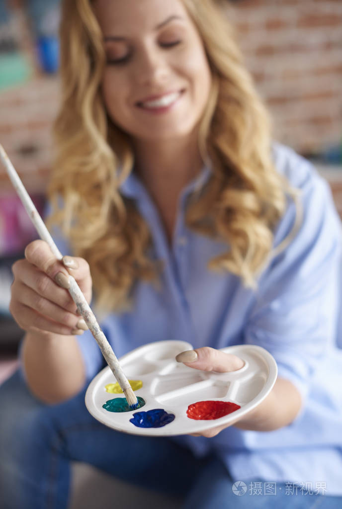 在画架上作画的女人