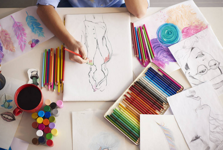 描述人画画图片图片