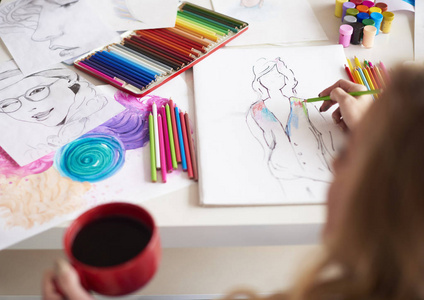 室内画画的人图片