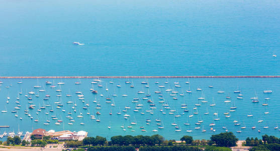 游艇停泊在海岸上