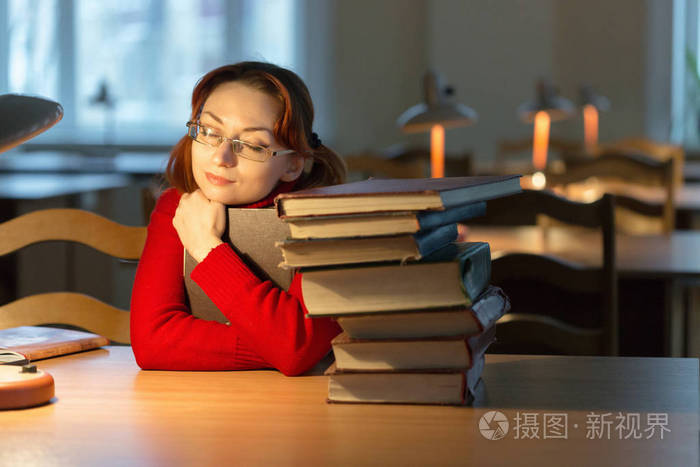 在灯下图书馆看书的女孩
