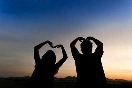 伙伴背影剪影对幸福的夫妻照片