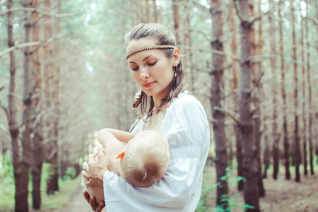 母亲哺乳婴儿的性质照片