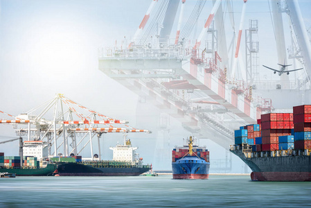 集装箱船舶和货物运输机与港港口起重机桥架