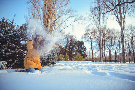 美丽的冬天女人玩雪照片