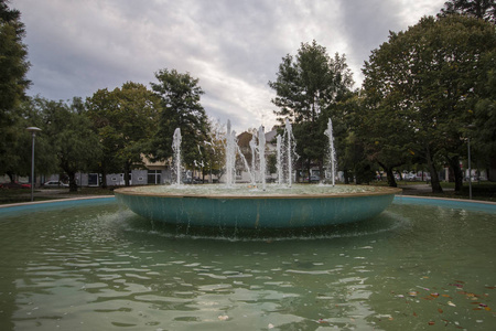 城市公园的喷泉图片