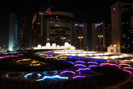 七彩喷泉和摩天大楼在阿拉伯联合酋长国阿布扎比的夜景