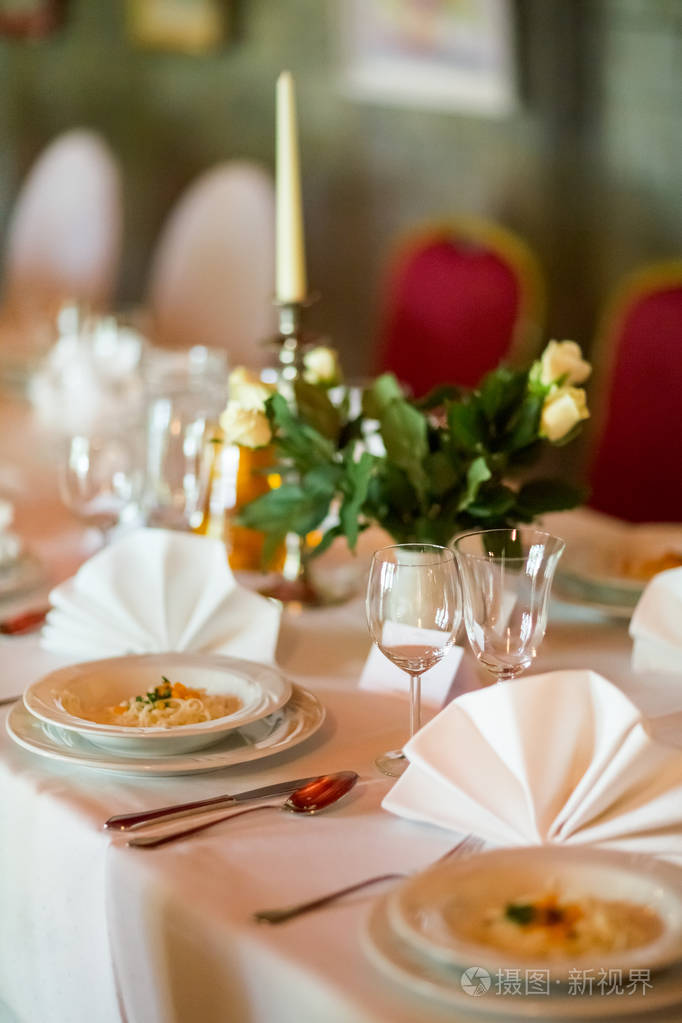 美丽的婚礼接待餐桌装饰