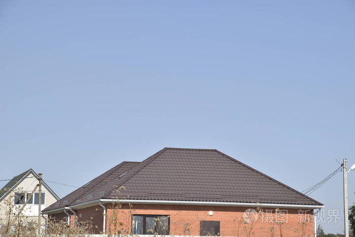 用钢板制成的屋顶的独立房屋屋顶金属片现代类型的屋顶材料