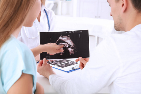 妇科咨询。 医生对婴儿进行超声波扫描