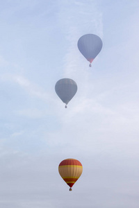 提升的热空气气球节