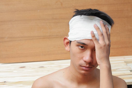 头部外伤的年轻人。由医用绷带