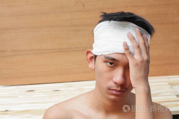 头部外伤的年轻人由医用绷带