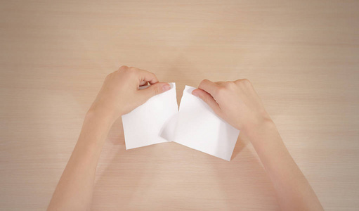 手撕一张纸在半空白白色传单 brochur照片