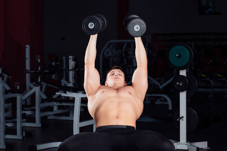 专业的健美运动员与杠铃在健身房锻炼。大自信肌肉发达的男人培训。动机